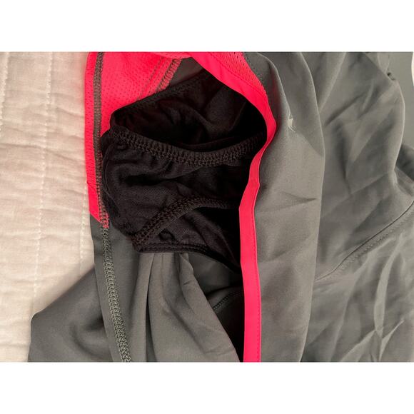 NWT UNDER ARMOUR Women's Loose Run shorts Gray/Pink Sz XS - Picture 8 of 9